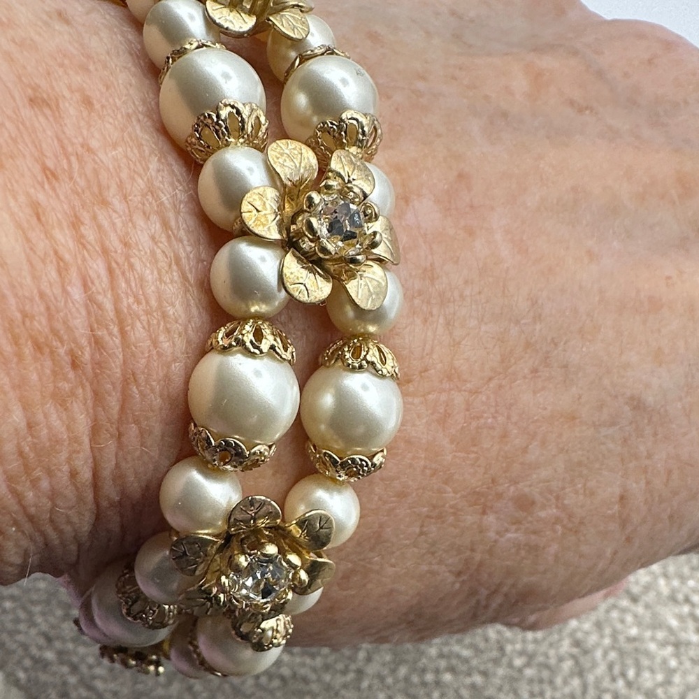Vintage OSFM Elegant Pearl and Gold Flower Bracelet - Picture 6 of 7